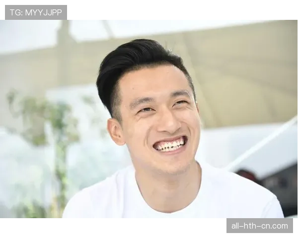 周冠宇机场照随手一摆，旁边行李箱看着比我房子还贵