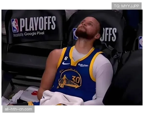 斯蒂芬·库里又晒家里练投，后院那私人球场比我一年工资还豪