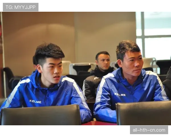 杨昊训练完直接啃鸡腿？这自律人设有点绷不住了