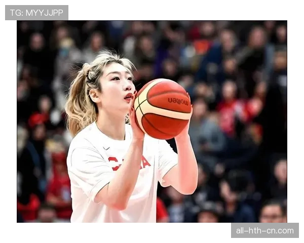 李梦打完球拎着小巧名牌盒子走出通道，队友还在擦汗，这画面太不搭